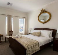 Lakeside Retreat - ACT Tourism