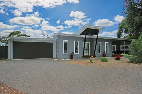 Poolside - ACT Tourism 0