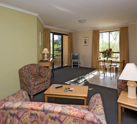 Kingston Court Serviced Apartments - ACT Tourism 0