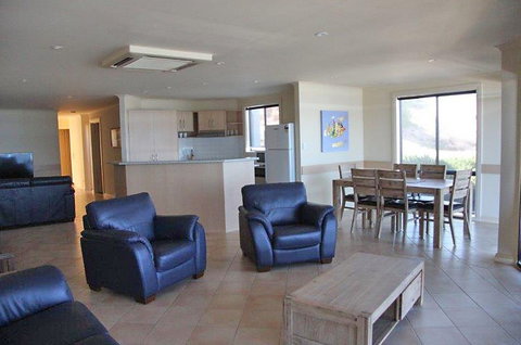Cliff House Beachfront Villas - ACT Tourism 4