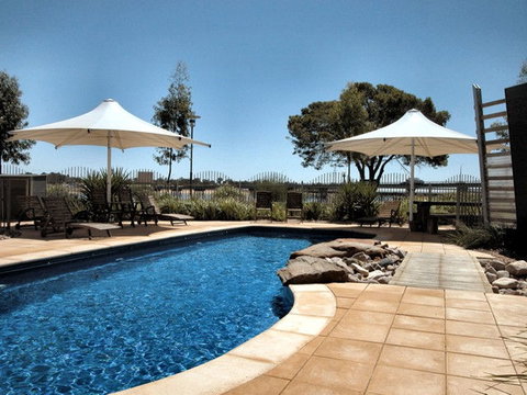 Majestic Oasis Apartments - ACT Tourism 0