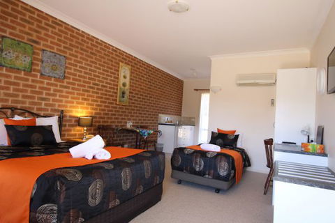 Top Of The Town Motor Inn Yackandandah - ACT Tourism 7