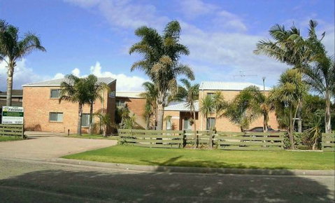 Fronds Holiday Apartments - ACT Tourism 0