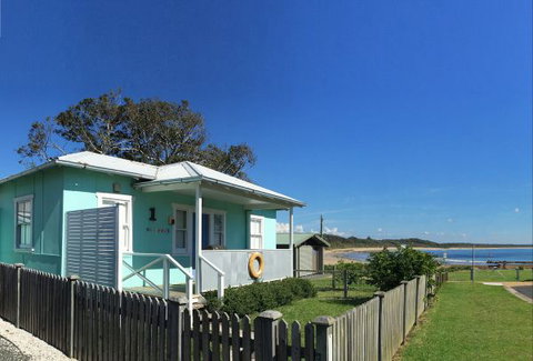 Aurora Beachfront Cottage - ACT Tourism 0
