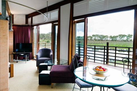 Bettenay's Lakeside Chalets And Luxury Spa Apartment - ACT Tourism 0