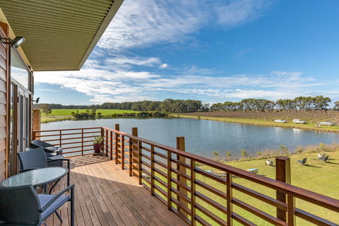 Bettenay's Lakeside Chalets And Luxury Spa Apartment - ACT Tourism 1
