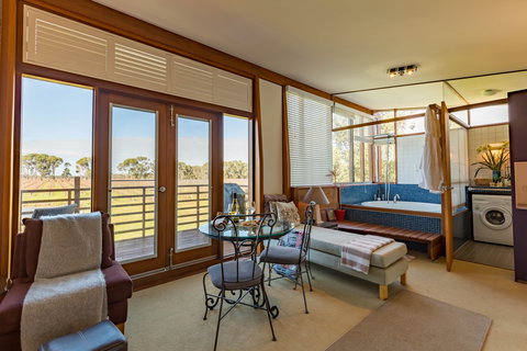 Bettenay's Lakeside Chalets And Luxury Spa Apartment - ACT Tourism 2