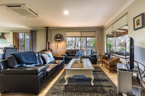 Bettenay's Lakeside Chalets And Luxury Spa Apartment - ACT Tourism 6