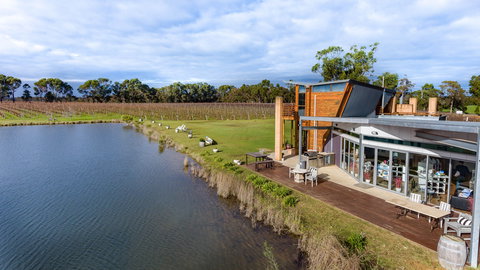 Bettenay's Lakeside Chalets And Luxury Spa Apartment - ACT Tourism 7