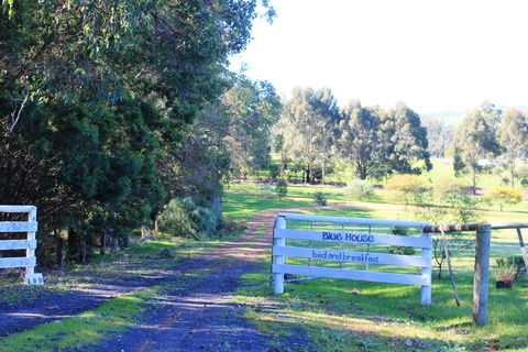 Blue House Bed And Breakfast - ACT Tourism 3