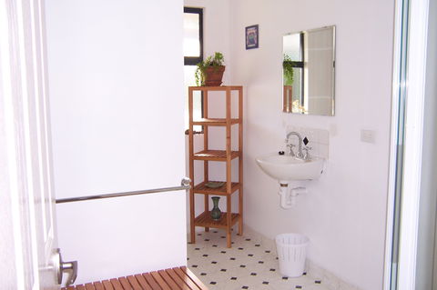 Blue House Bed And Breakfast - ACT Tourism 7