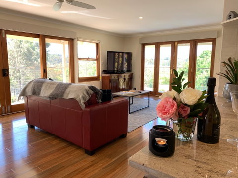 Hahndorf Luxury Lodge - ACT Tourism 0