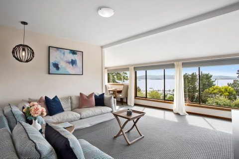 Beauty Point Holiday House - ACT Tourism 0