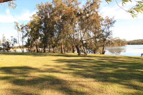 Berrara Lagoon Front Chalet - ACT Tourism 2