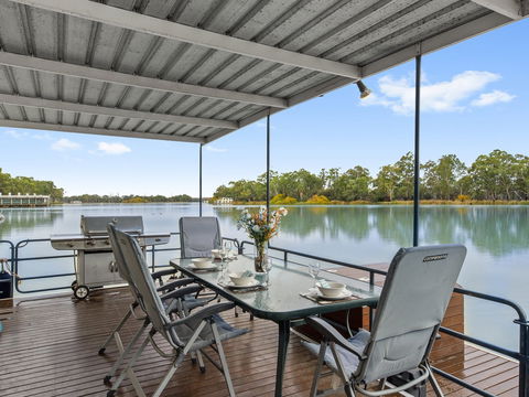 Boats And Bedzzz - The Murray Dream Self-contained Moored Houseboat - ACT Tourism 0