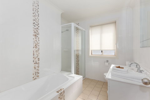 Colonial Court Villas Serviced Apartments - ACT Tourism 0