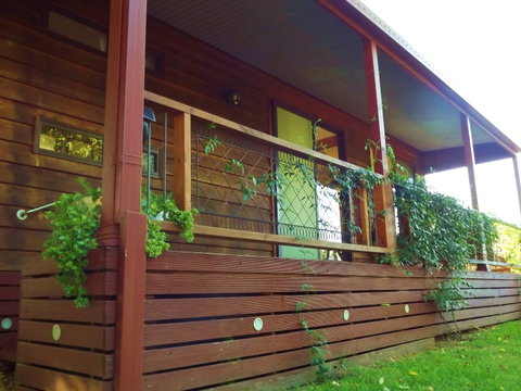 Tumut Log Cabins - ACT Tourism 0