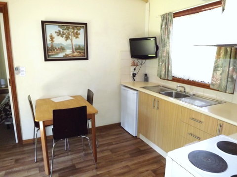 Tumut Log Cabins - ACT Tourism 1