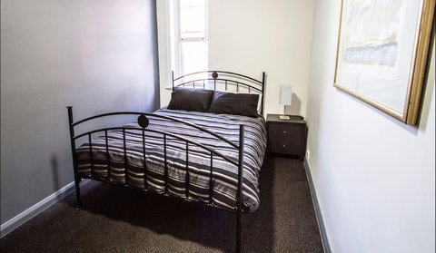 Crown And Anchor Hotel - ACT Tourism 1