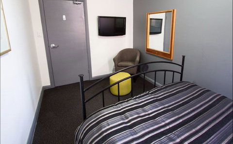 Crown And Anchor Hotel - ACT Tourism 2