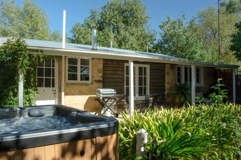 Ford Cottage Bed & Breakfast - ACT Tourism 0
