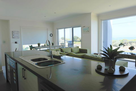 Horizons Part Of Blue Fin Holiday Homes - ACT Tourism 1