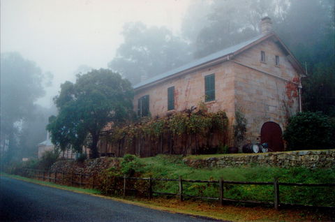Tizzana Winery Bed And Breakfast - ACT Tourism 0