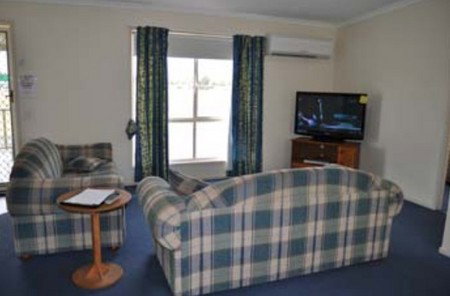 Back Obourke Accommodation - ACT Tourism 1