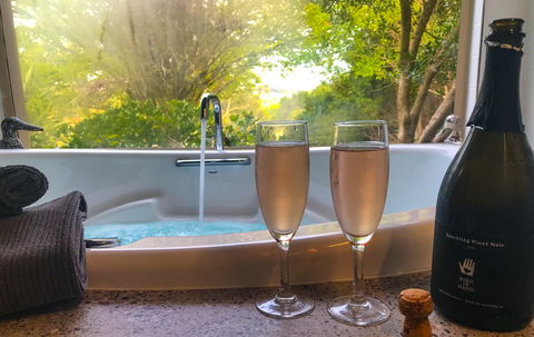 Adelaide Hills Retreats - The Nest - ACT Tourism 0