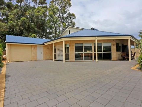 Falcon By The Bay - ACT Tourism 1