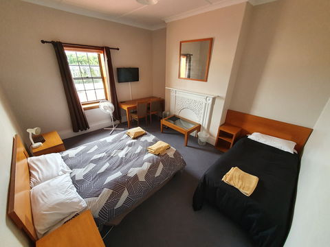 Victoria Hotel Port McDonnell - ACT Tourism 1