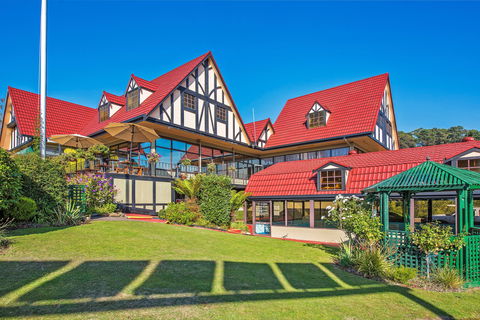 Village Family Motor Inn - ACT Tourism 0