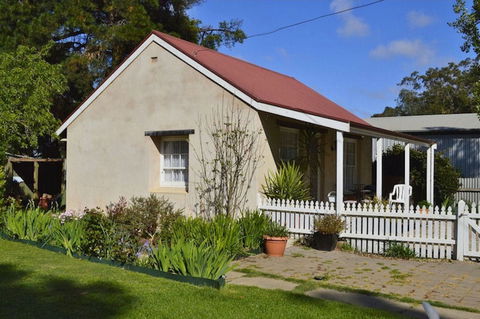 Almond Tree Cottage - ACT Tourism 0