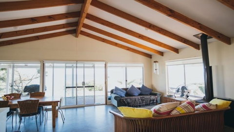 Bay Beach House - ACT Tourism 1