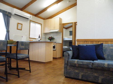 Lake Hamilton Motor Village And Caravan Park - ACT Tourism 1