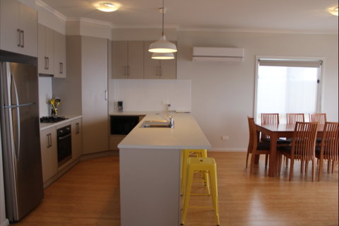 Pelican Place - ACT Tourism 0