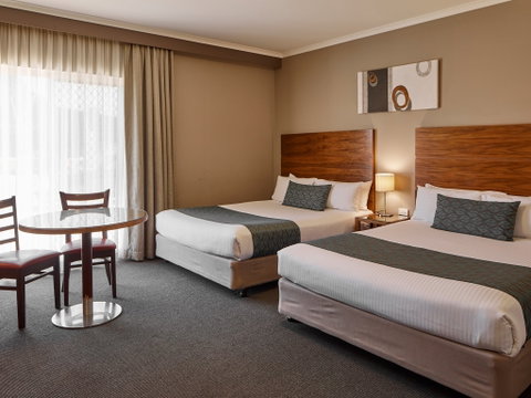 Quality Hotel Dickson - ACT Tourism 1