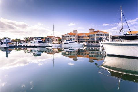 Ramada By Wyndham Hope Harbour - ACT Tourism 1