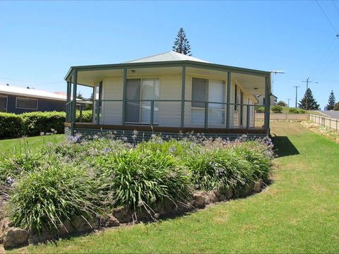 Sims Holiday Home - ACT Tourism 0