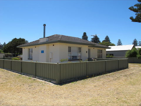 Walters Holiday Home - ACT Tourism 0