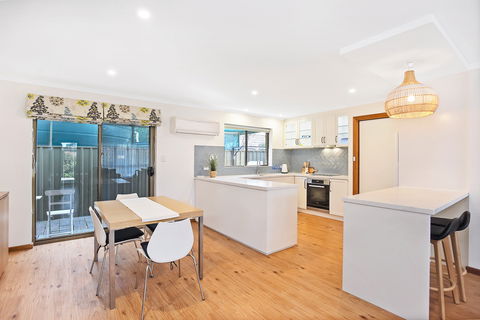 4/11 Cornhill Road - ACT Tourism 1