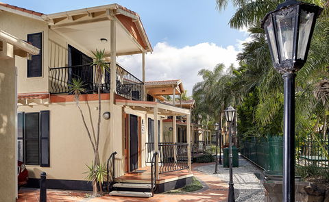 Ashmore Palms Holiday Village - ACT Tourism 1