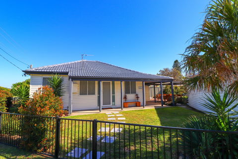 Beachside Cottage At Blacksmiths - ACT Tourism 0