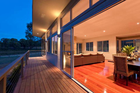 Blue  Cliff Retreat - ACT Tourism 2