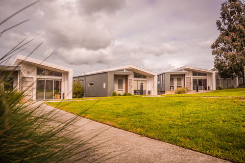 Deakin Waurn Ponds Units - ACT Tourism 1