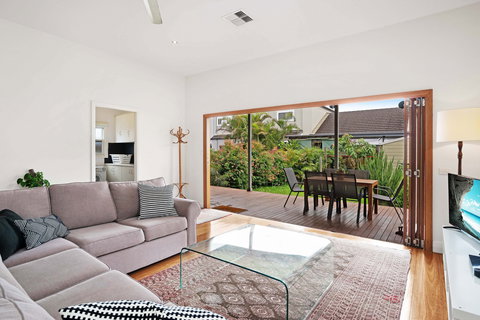 Newcastle Executive Homes - Cooks Hill Cottage - ACT Tourism 0