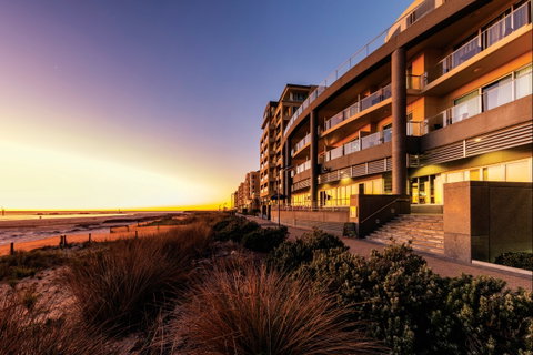Oaks Glenelg Plaza Pier Suites - ACT Tourism 0
