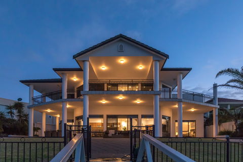 Port Lincoln Marina Luxury Escape - ACT Tourism 0