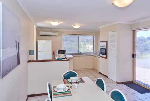 Preston Beach Front Apartment - ACT Tourism 1