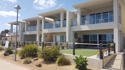 Wallaroo Jetty Holiday Accommodation - ACT Tourism 1